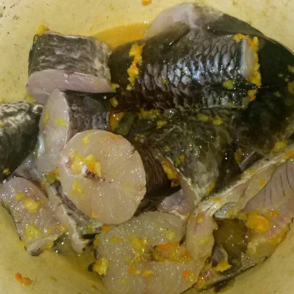 Bersihkan ikan gabus, kemudian campurkan bumbu yang telah ditumbuk kemudian beri perahan jeruk dan diaduk agar bumbu meresap. Diamkan selama ±10 menit.