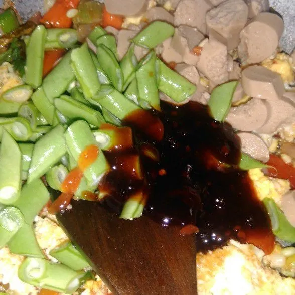 Masukan juga buncis sosis ayam saus sezchuan dan saus sambal.