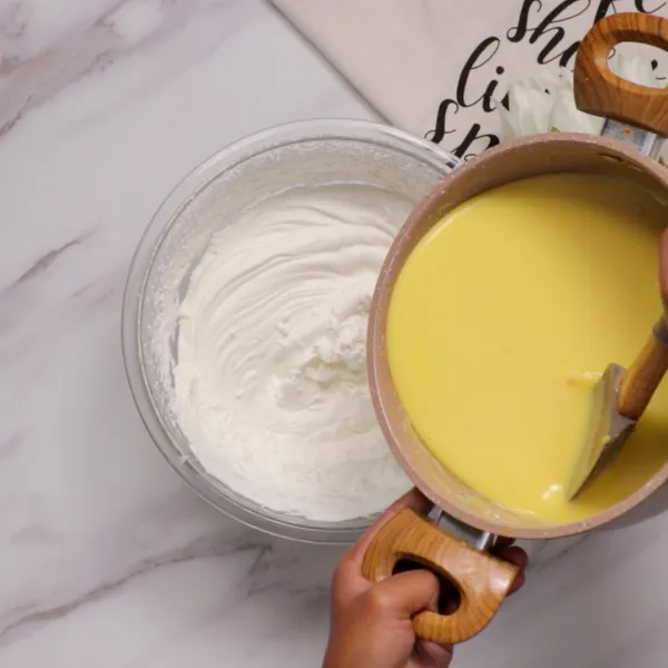 Campurkan whipping cream dan gula dalam satu wadah mangkuk lalu mixer dengan kecepatan tinggi hingga mengembang. Setelah mengembang tambahkan vla yang telah dicampur dengan gelatin lalu aduk hingga tercampur rata.