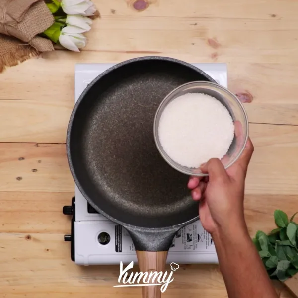 Campurkan gula dan air dalam panci atau penggorengan hingga cair dan mendidih.