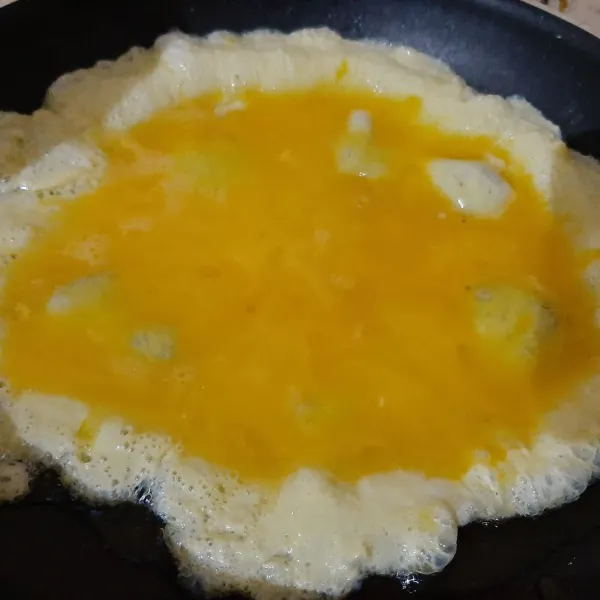 Dadar telur, lalu potong-potong menjadi beberapa bagian.