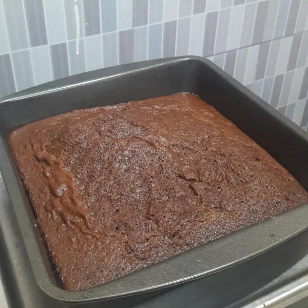 Panggang brownies dalam oven suhu 150°c api kecil selama 20 menit. Angkat dan beri toping.