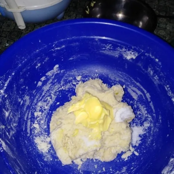Masukkan margarin, uleni hingga kalis.