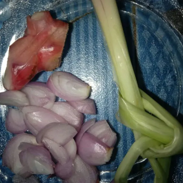 Siapkan bahan-bahannya.
