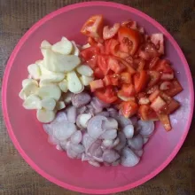 Iris-iris bawang merah, bawang putih, dan tomat.