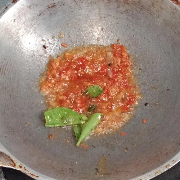Panaskan minyak, tumis bumbu halus dan daun jeruk sampai harum.