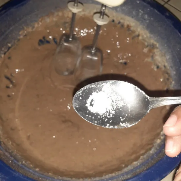Tambahkan baking powder, aduk lagi.