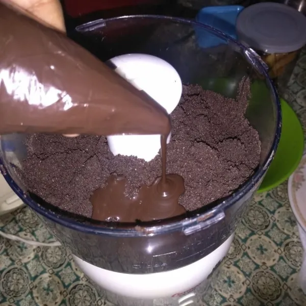 Masukkan coklat leleh, putar kembali.