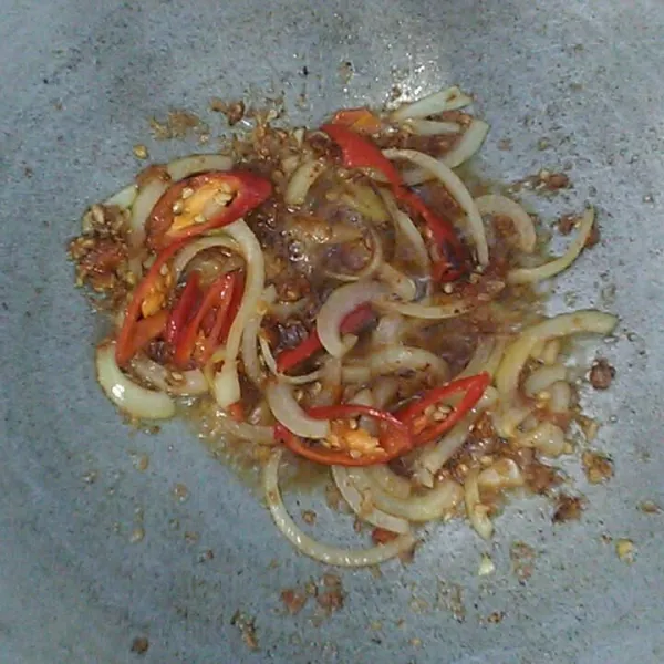 Tumis bumbu halus bersama bawang bombay dan cabai merah besar sampai harum.