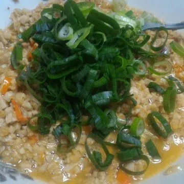 Tambahkan irisan daun bawang dan aduk rata kembali.