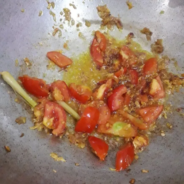 Masukkan tomat iris dan serai yang sudah dimemarkan sampai tomat layu.