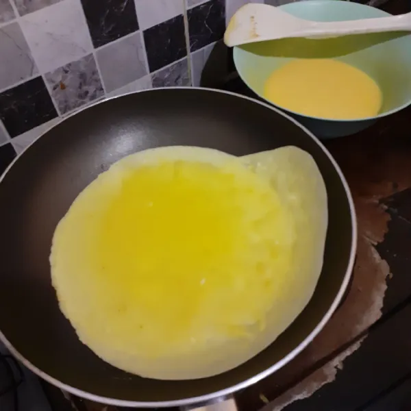 Tuang adonan telur ke dalam teflon.