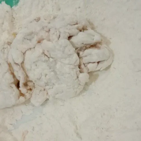 Masukkan kembali ayam kedalam bahan kering, cubit-cubibt dengan tangan sampai semua tercampur rata.