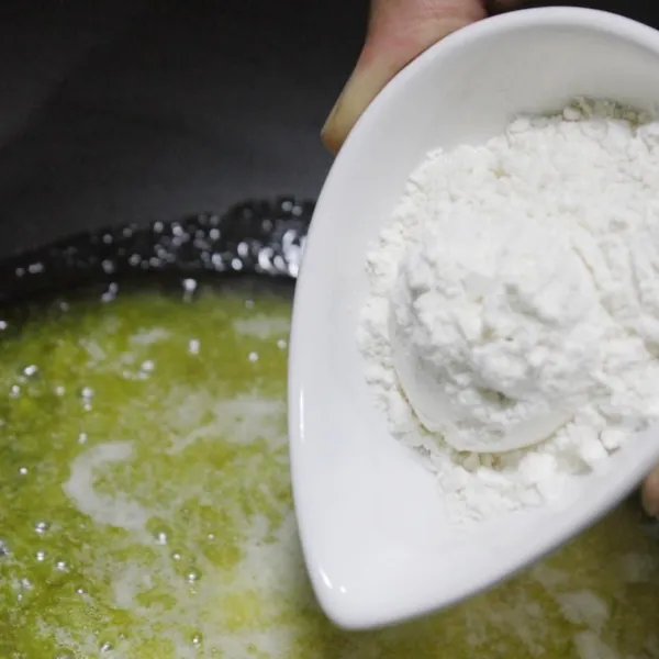 Siapkan bahan untuk membuat saus putih. Lelehkan butter masukkan tepung aduk rata hingga sedikit menggumpal.