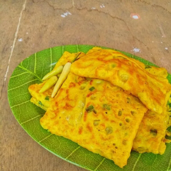 Martabak kampung siap disajikan.