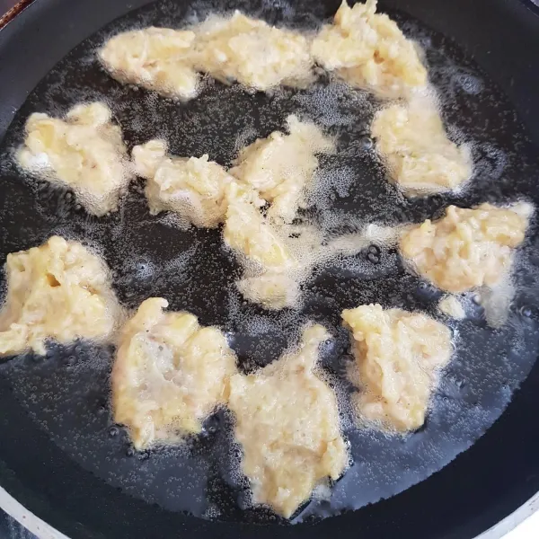 Panaskan minyak goreng kemudian cetak adonan bakwan menggunakan sendok, lakukan hingga wajan penuh. Kemudian goreng bakwan hingga matang kecoklatan. Setelah matang, angkat dan tiriskan, siap disajikan.