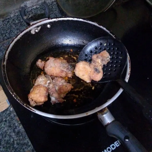 Masukkan ayam goreng, masak sambil sesekali dibalik selama 3-4 menit, hingga saos menyelimuti ayam dengan sempurna, angkat dan tiriskan.