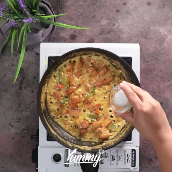 Masukkan nasi putih, aduk merata.