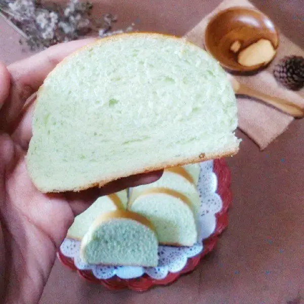 Oven roti tawar selama 45 menit dan dinginkan, kemudian roti tawar siap diiris sesuai selera.