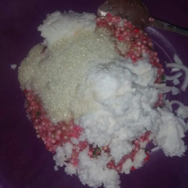 Siapkan wadah, masukkan mutiara yang sudah di rendam, gula pasir, garam, dan kelapa parut / blender. Aduk sampai semua tercampur rata.