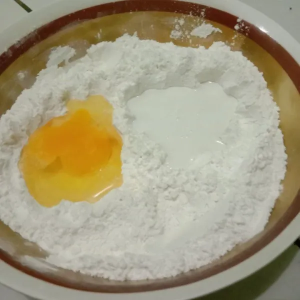 Kemudian masukan telur dan santan.