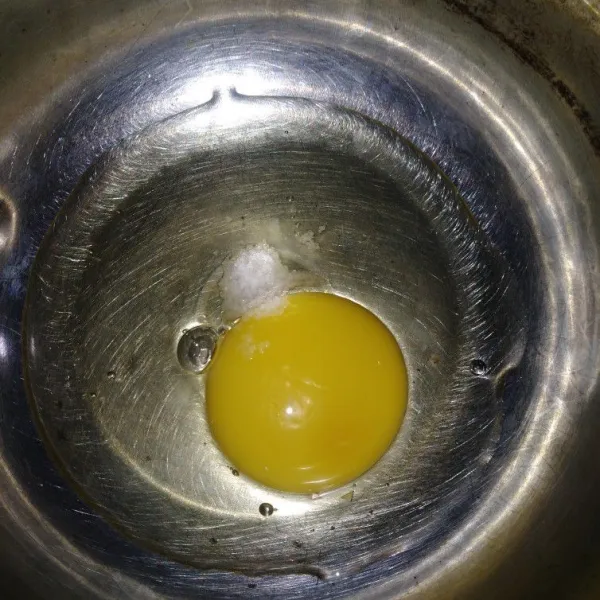 Kocok telur dengan garam hingga rata.