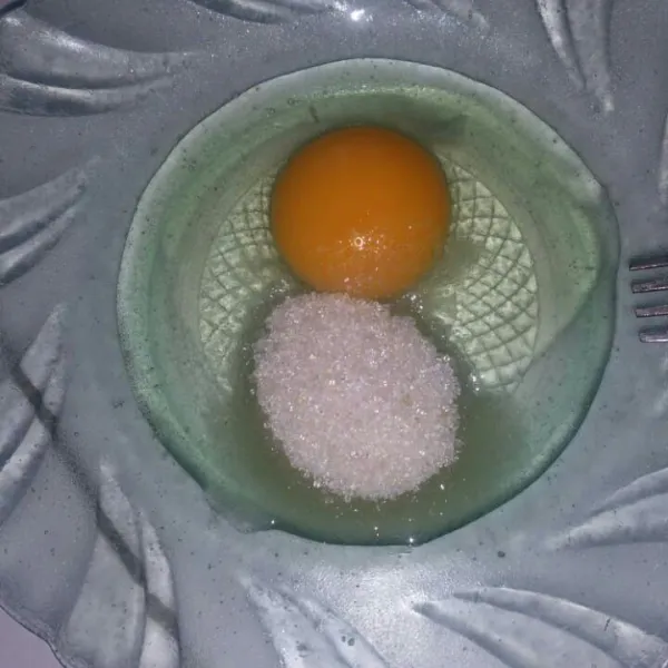 Kocok lepas telur dan gula pasir.