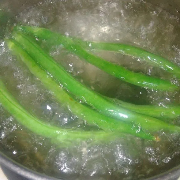 Siapkan sayuran cuci  bersih dan rebus dengan air mendidih angkat, tiriskan.