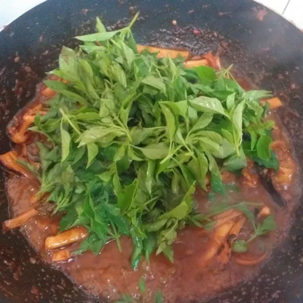 Setelah matang masukkan daun kemangi yang sudah di siangi dan di cuci bersih. Aduk-aduk sebentar, tips memasak cumi adalah jangan terlalu lama karena daging cumi akan menjadi keras. Rica cumi siap disajikan.