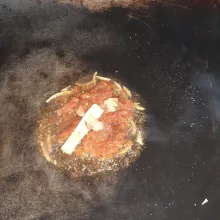 Masukkan bumbu halus, sereh geprek, lengkuas geprek, jahe geprek, terasi, gula, dan garam, lalu aduk hingga merata.
