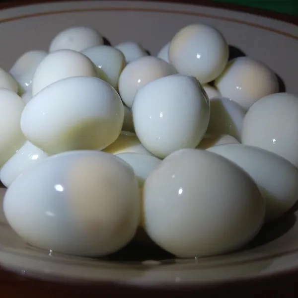 Rebus telur puyuh lalu kupas kulitnya, sisihkan.