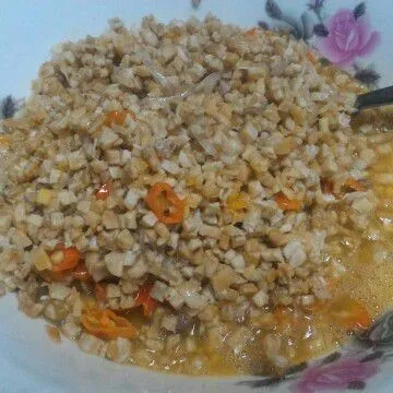 Masukkan tumisan tempe kedalam telur kocok dan aduk hingga rata.