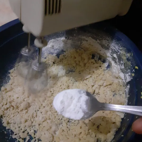Tambahkan baking powder, aduk hingga adonan tercampur merata, lalu uleni hingga kalis.