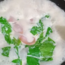 Masukkan susu aduk hingga mendidih, lalu masukkan sawi dan cabai rawit, aduk-aduk hingga sayur layu.
