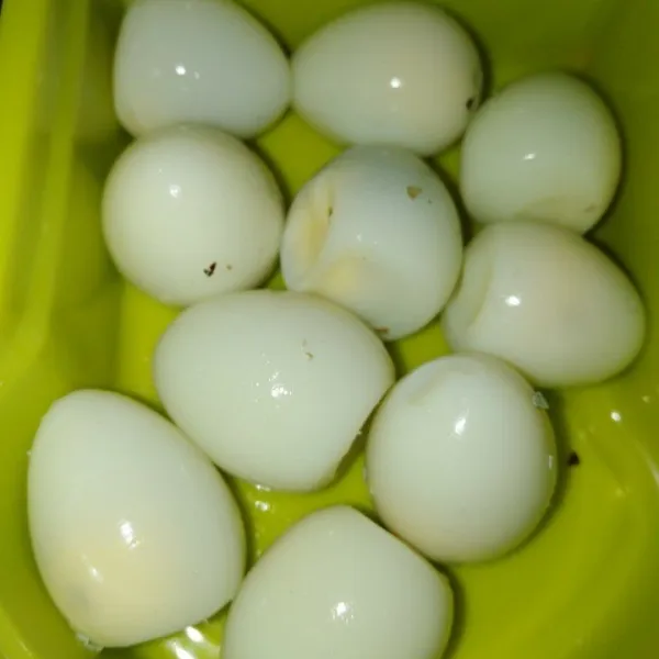 Rebus telur (bisa matang atau setengah matang) kemudian kupas kulitnya.