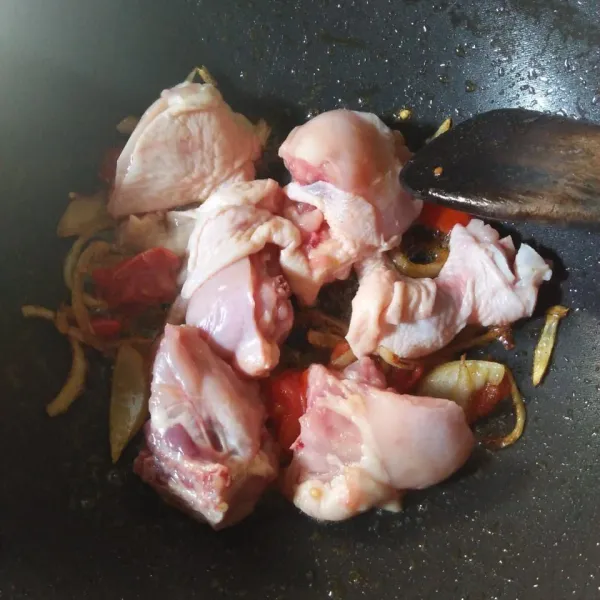 Masukan ayam.