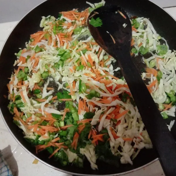 Masukkan sayuran, beri merica, saos tiram, dan garam, masak hingga matang.