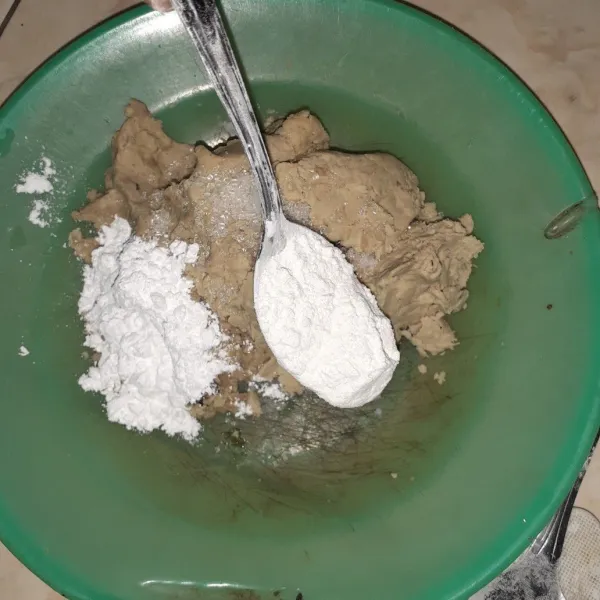 Tambahkan tepung terigu dan tepung beras.