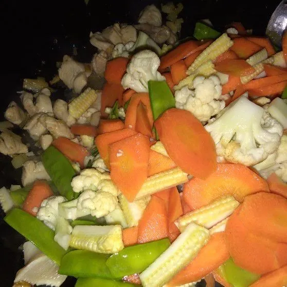 Masukkan sayuran, aduk rata.