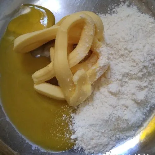 Campur 1 kuning telur, mentega, sedikit tepung.