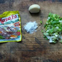 Siapkan bahan seperti: bawang putih, garam, penyedap dan daun bawang yang sudah dipotong.