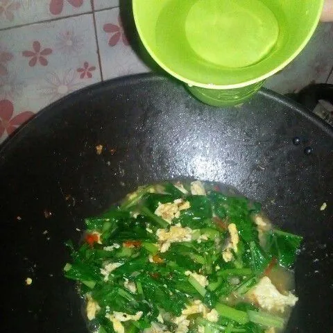 Beri sedikit air dan tunggu sampai sawi matang.