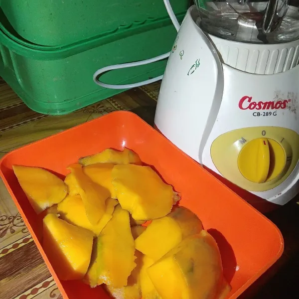 Kupas mangga, blender 1 buah mangga bersama gula, sisihkan untuk sajian sausnya.