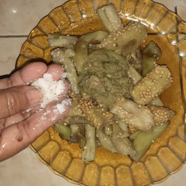 Campurkan terong, bumbu halus dan garam. Lalu aduk.