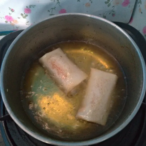 Goreng dengan minyak panas sampai matang.