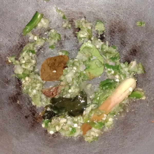 Panaskan minyak, tumis bumbu halus, daun jeruk, lengkuas, dan serai sampai harum.