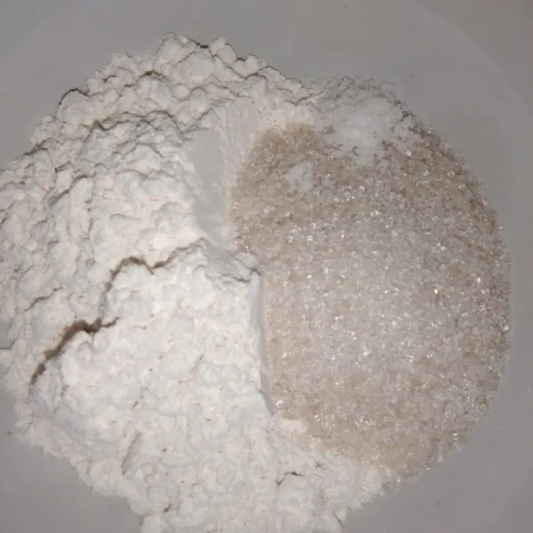 Siapkan mangkuk masukkan 6 sdm tepung terigu, 1 sdm tepung beras, 3 sdm gula, dan 1 sdt garam lalu ratakan.
