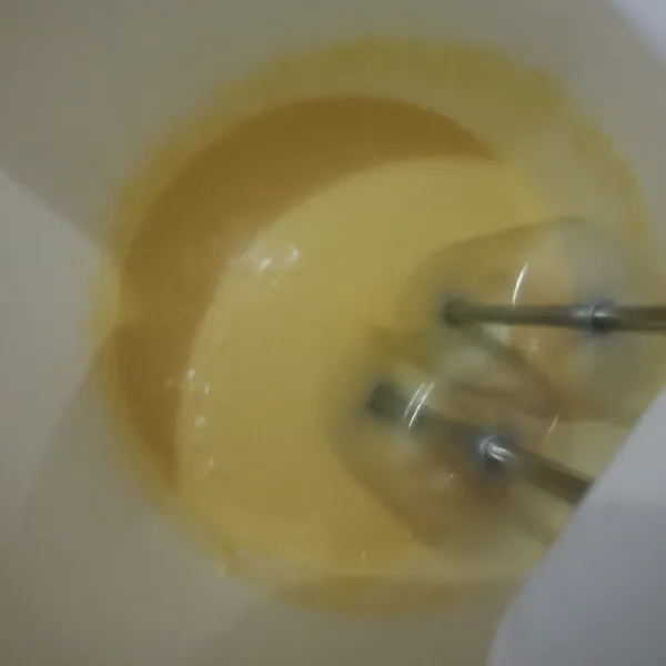 Kocok telur, gula dan mentega dengan kecepatan tinggi (kalo ga ada mixer cukup di aduk biasa saja juga bisa).
