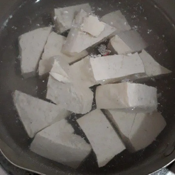 Rebus tahu putih dalam air garam, tiriskan.