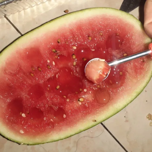 Dengan menggunakan alat congkel, congkel daging buah semangka.